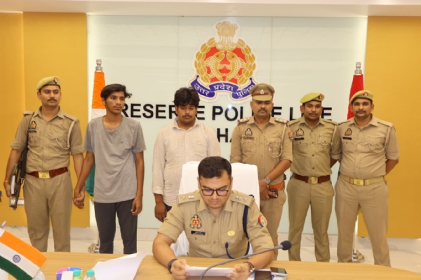 अश्लील चाइल्ड पोर्नोग्राफी विडियो अपलोड करने वाले अभियुक्तों के साथ पुलिस अधिकारी अश्लील चाइल्ड पोर्नोग्राफी विडियो अपलोड करने वाले अभियुक्तों के साथ पुलिस अधिकारी
