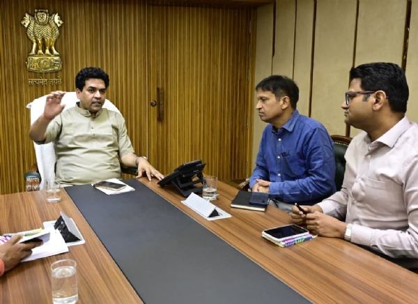 दिल्ली के विकास मंत्री कपिल मिश्रा गुरुवार को अधिकारियों के साथ बैठक करते दिल्ली के विकास मंत्री कपिल मिश्रा गुरुवार को अधिकारियों के साथ बैठक करते