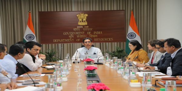 ग्रामीण विकास मंत्रालय के भूमि संसाधन विभाग (डीओएलआर) के सचिव  नरेन्द्र भूषण ने आज एशियाई विकास बैंक (एडीबी) की कंट्री डायरेक्टर मियो ओका के नेतृत्व में एडीबी प्रतिनिधिमंडल के साथ  लू