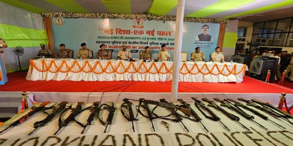 पुलिस मुख्यालय में आत्मसर्पण कार्यक्रम की तस्वीर पुलिस मुख्यालय में आत्मसर्पण कार्यक्रम की तस्वीर