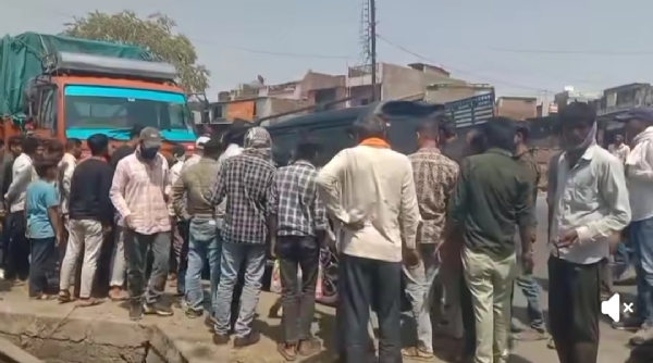 दुर्घटना स्थल पर भीड़