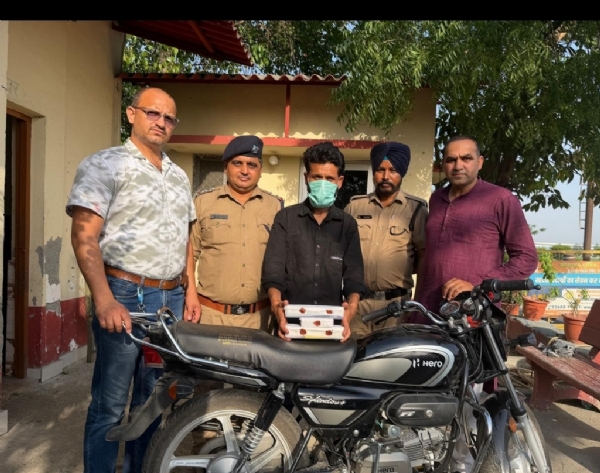 पुलिस के साथ गिरफ्तार तस्कर। पुलिस के साथ गिरफ्तार तस्कर।