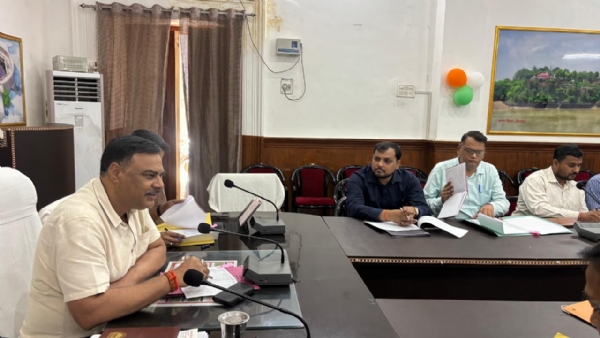 कलेक्ट्रेट सभागार में समीक्षा बैठक करते जिलाधिकारी पवन कुमार गंगवार व अन्य। कलेक्ट्रेट सभागार में समीक्षा बैठक करते जिलाधिकारी पवन कुमार गंगवार व अन्य।