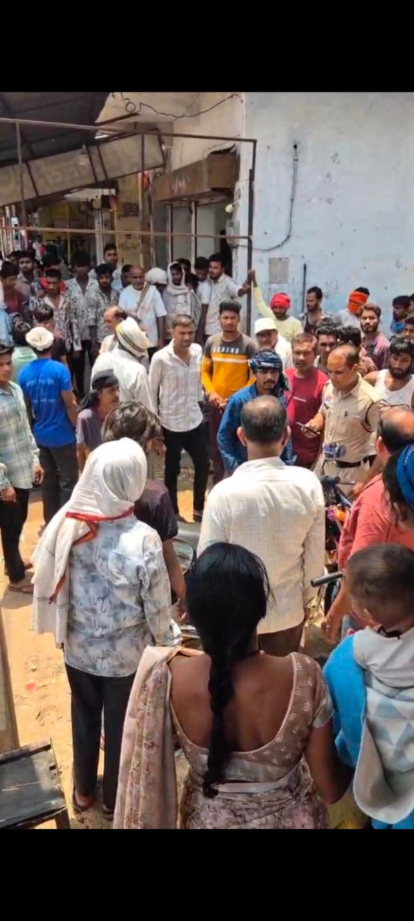 घटना के बाद लगी लोगों की भीड़। घटना के बाद लगी लोगों की भीड़।