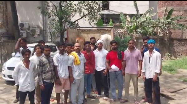 पकड़े गए वाहन पर लदे गौवंश के साथ गौरक्षादल के लोग