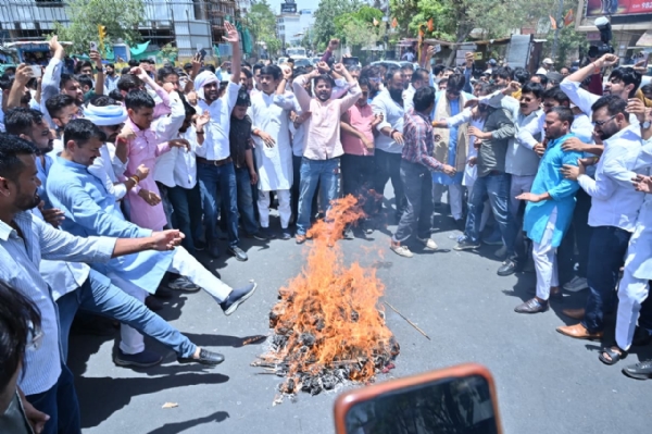 राहुल गांधी के बयान पर भाजपा प्रदेश मुख्यालय से चौमूं हाउस सर्किल तक जुलूस निकाल फूंका पुतला राहुल गांधी के बयान पर भाजपा प्रदेश मुख्यालय से चौमूं हाउस सर्किल तक जुलूस निकाल फूंका पुतला