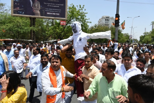 राहुल गांधी के बयान पर भाजपा प्रदेश मुख्यालय से चौमूं हाउस सर्किल तक जुलूस निकाल फूंका पुतला राहुल गांधी के बयान पर भाजपा प्रदेश मुख्यालय से चौमूं हाउस सर्किल तक जुलूस निकाल फूंका पुतला