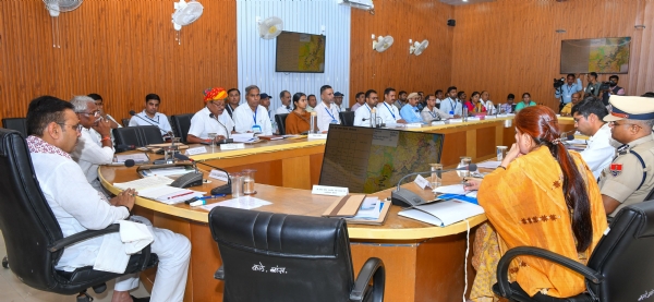 बैठक में उपस्थित अधिकारी बैठक में उपस्थित अधिकारी