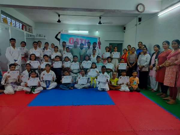 प्रशिक्षण में भाग लेने वाले बच्चों सहित अन्य प्रशिक्षण में भाग लेने वाले बच्चों सहित अन्य