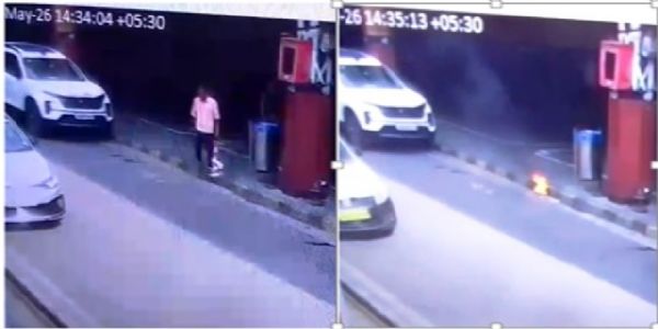 हावड़ा स्टेशन के कैब रोड क्षेत्र में संदिग्ध व्यक्ति वस्तु फेंकते हुए और उसके बाद उस वस्तु में आग लग गई हावड़ा स्टेशन के कैब रोड क्षेत्र में संदिग्ध व्यक्ति वस्तु फेंकते हुए और उसके बाद उस वस्तु में आग लग गई