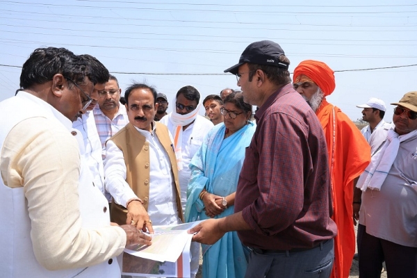 जनप्रतिनिधियों ने किया निर्माण कार्यों का निरीक्षण जनप्रतिनिधियों ने किया निर्माण कार्यों का निरीक्षण