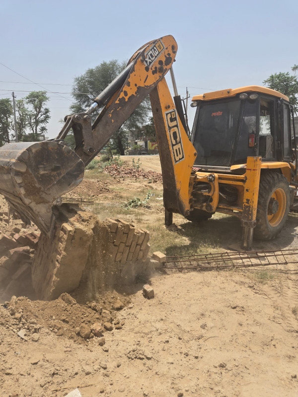 अवैध कॉलोनी पर चलता बुलडोजर। अवैध कॉलोनी पर चलता बुलडोजर।