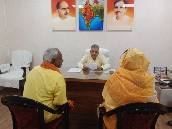 भाजपा प्रदेश कार्यालय में कैबिनेट मंत्री ने किया कार्यकर्ताओं और आमजन से सीधा संवाद भाजपा प्रदेश कार्यालय में कैबिनेट मंत्री ने किया कार्यकर्ताओं और आमजन से सीधा संवाद
