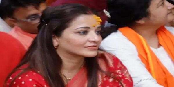 भोजपुरी अभिनेत्री मोनालिसा ने किए बाबा महाकाल के दर्शन