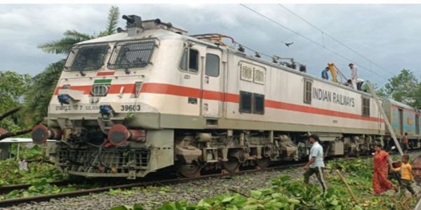 तेज आंधी-बारिश से रेल सेवा प्रभावित, लोको पायलट की सतर्कता से रेल हादसा टला