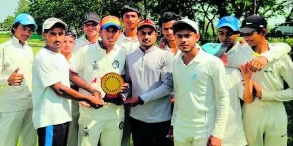 अनुकल्प झा को प्लेयर ऑफ द मैच देते अतिथि। अनुकल्प झा को प्लेयर ऑफ द मैच देते अतिथि।