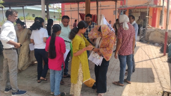 परीक्षा केंद्र के बाहर लगी परीक्षार्थियों की भीड़। परीक्षा केंद्र के बाहर लगी परीक्षार्थियों की भीड़।