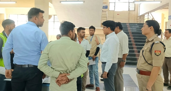 केन्द्रों की जांच करते पुलिस व प्रशासनिक अधिकारी