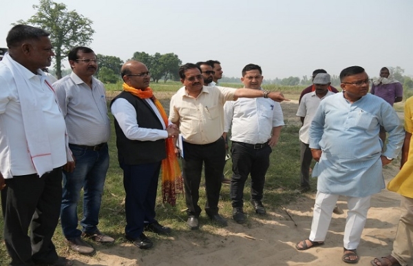 सचिव आपदा प्रबंधन एवं पुनर्वास विनोद कुमार सुमन  खटीमा पहुंचकर नेपाल सीमा स्थित मेलाघाट क्षेत्र में प्रस्तावित बाढ़ सुरक्षा कार्यों का स्थलीय निरीक्षण करते हुए।