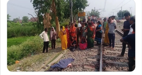 हादसे के बाद शव पहचान केलिए जुटी भीड़