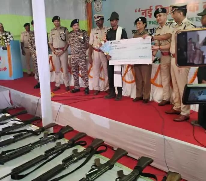डीजीपी के समक्ष आत्म समर्पण करते नक्सली डीजीपी के समक्ष आत्म समर्पण करते नक्सली