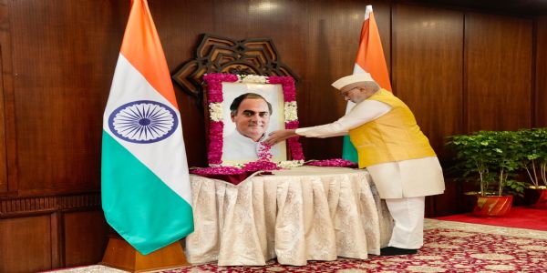 उपराष्ट्रपति सीपी राधाकृष्णन अपने आवास पर पूर्व प्रधानमंत्री राजीव गांधी को श्रद्धांजलि देते हुए। उपराष्ट्रपति सीपी राधाकृष्णन अपने आवास पर पूर्व प्रधानमंत्री राजीव गांधी को श्रद्धांजलि देते हुए।