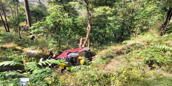 भवाली बाइपास मार्ग पर कार खाई में गिरी