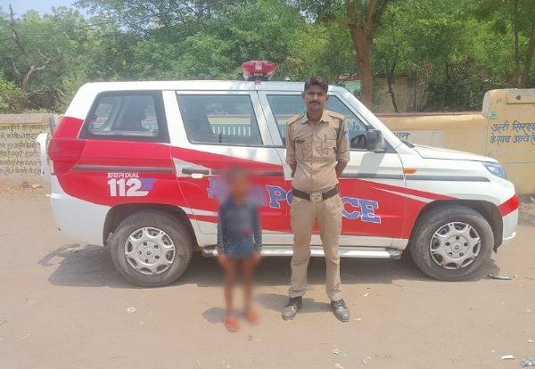 सीधीः डायल-112 के जवानों ने दादा से बिछड़कर रास्ता भटके मासूम को सुरक्षित परिजन से मिलाया सीधीः डायल-112 के जवानों ने दादा से बिछड़कर रास्ता भटके मासूम को सुरक्षित परिजन से मिलाया