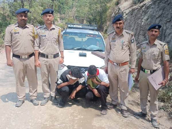चरस के साथ पकड़े गए आरोपी। चरस के साथ पकड़े गए आरोपी।