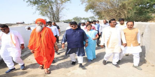 जनप्रतिनिधियों ने किया निर्माण कार्यों का निरीक्षण
