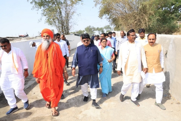जनप्रतिनिधियों ने किया निर्माण कार्यों का निरीक्षण जनप्रतिनिधियों ने किया निर्माण कार्यों का निरीक्षण