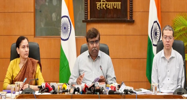 मुख्य निर्वाचन अधिकारी ए.श्रीनिवास पत्रकारों से बातचीत करते हुए मुख्य निर्वाचन अधिकारी ए.श्रीनिवास पत्रकारों से बातचीत करते हुए