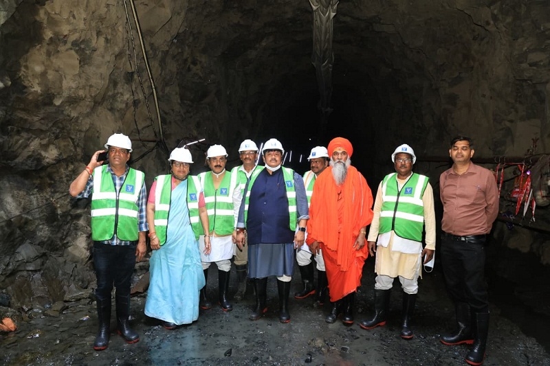 जनप्रतिनिधियों ने किया निर्माण कार्यों का निरीक्षण