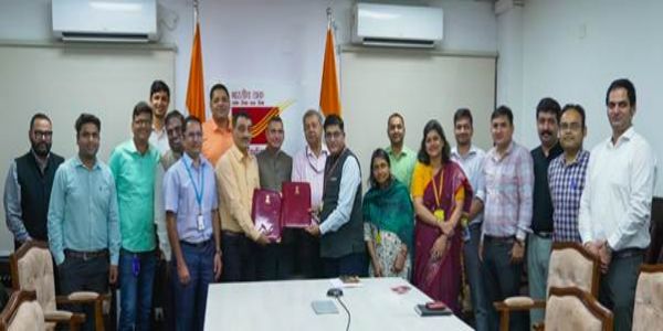 डाक विभाग और फ्लिपकार्ट के बीच समझौता के दौरान अन्य लोग मौजूद।
