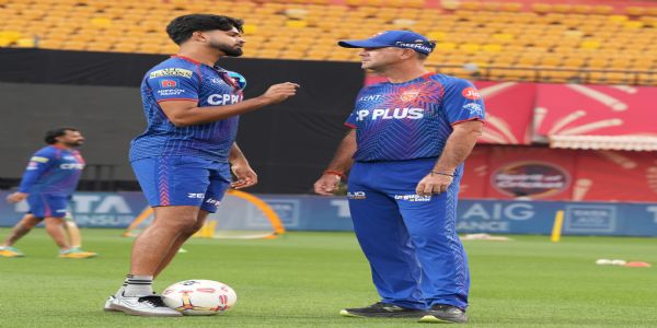 पंजाब के कप्तान श्रेयस अय्यर और कोच रिकी पोंटिंग बात करते हुए पंजाब के कप्तान श्रेयस अय्यर और कोच रिकी पोंटिंग बात करते हुए
