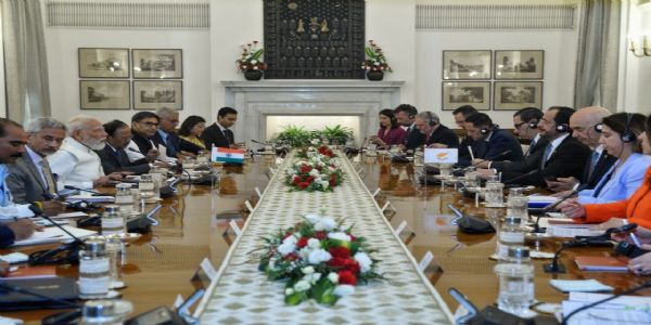 प्रधानमंत्री मोदी औ साइप्रस के राष्ट्रपति प्रतिनिधिमंडल स्तर की वार्ता करते हुए