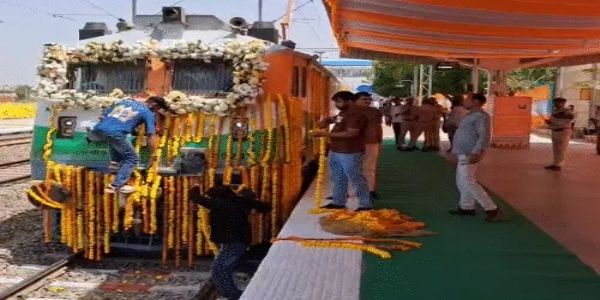 ट्रेन को विशेष रूप से फूलों से सजाया गया।