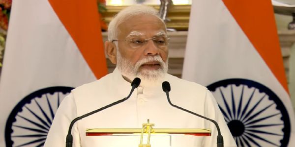 प्रधानमंत्री नरेन्द्र मोदी शुक्रवार को प्रेस को संबोधित करते हुए