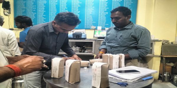 मिलावट पर वार : खाद्य सुरक्षा अधिकारियों  ने तीन बीएमसी केंद्रों पर दूध की जांच