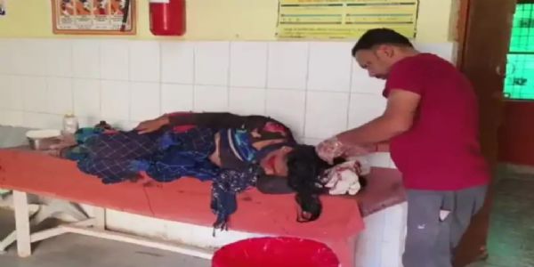 पति को दूसरी महिला के साथ देखने पर पत्नी ने खाया जहर, हिरासत में पति