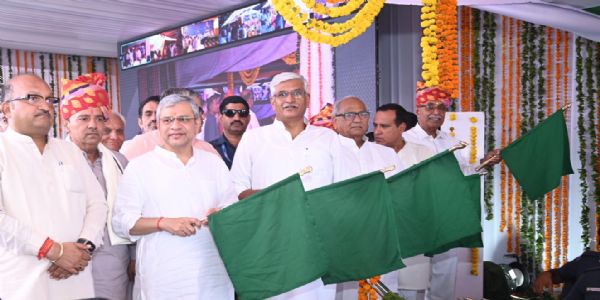 जोधपुर-दिल्ली कैंट वंदे भारत एक्सप्रेस को हरी झंडी दिखाकर रवाना किया गया।