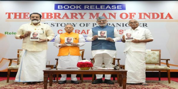 उपराष्ट्रपति सी. पी. राधाकृष्णन शुक्रवार को पी.एन. पणिक्कर पर आधारित पुस्तक का विमोचन करते हुए