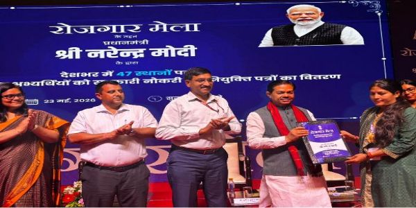 नियुक्ति पत्र प्रदान करते केन्द्रीय राज्यमंत्री बीएल वर्मा नियुक्ति पत्र प्रदान करते केन्द्रीय राज्यमंत्री बीएल वर्मा