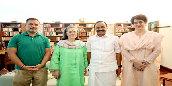 कांग्रेस संसदीय दल की अध्यक्ष सोनिया गांधी, लोकसभा में नेता प्रतिपक्ष राहुल गांधी और वायनाड से सांसद प्रियंका गांधी वाड्रा से मुलाकात करते हुए केरल के मुख्यमंत्री वीडी सतीशन। कांग्रेस संसदीय दल की अध्यक्ष सोनिया गांधी, लोकसभा में नेता प्रतिपक्ष राहुल गांधी और वायनाड से सांसद प्रियंका गांधी वाड्रा से मुलाकात करते हुए केरल के मुख्यमंत्री वीडी सतीशन।
