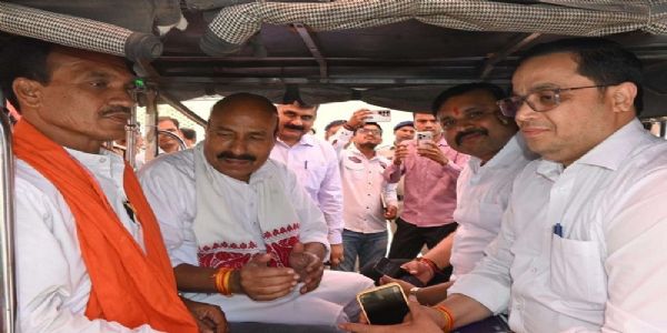 जबलपुर में ई-रिक्शा से कार्यक्रम स्थल जाते हुए केन्द्रीय मंत्री डॉ. वीरेन्द्र कुमार जबलपुर में ई-रिक्शा से कार्यक्रम स्थल जाते हुए केन्द्रीय मंत्री डॉ. वीरेन्द्र कुमार