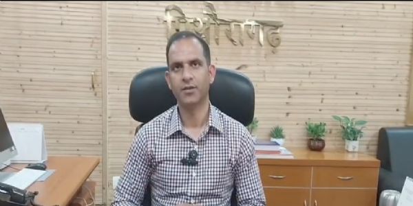 जिलाधिकारी आशीष भटगाई ।