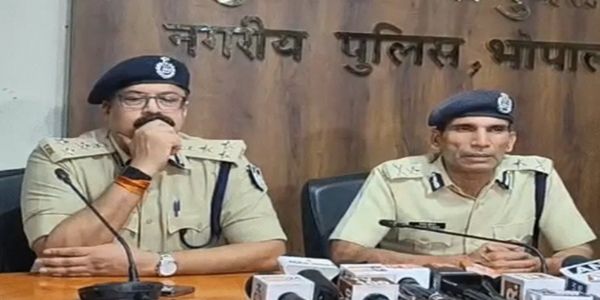 प्रेस कॉन्फ्रेंस करते हुए पुलिस कमिश्नर संजय कुमार