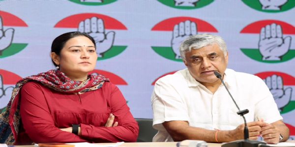 पार्टी मुख्यालय में आयोजित पत्रकार वार्ता को संबोधित करते कांग्रेस अनुसंधान विभाग के अध्यक्ष राजीव गौड़ा और पार्टी प्रवक्ता डॉली शर्मा। पार्टी मुख्यालय में आयोजित पत्रकार वार्ता को संबोधित करते कांग्रेस अनुसंधान विभाग के अध्यक्ष राजीव गौड़ा और पार्टी प्रवक्ता डॉली शर्मा।