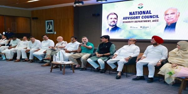 नई दिल्ली के इंदिरा भवन में एआईसीसी के अल्पसंख्यक विभाग की नवगठित राष्ट्रीय सलाहकार परिषद की बैठक में उपस्थित नेतागण। नई दिल्ली के इंदिरा भवन में एआईसीसी के अल्पसंख्यक विभाग की नवगठित राष्ट्रीय सलाहकार परिषद की बैठक में उपस्थित नेतागण।