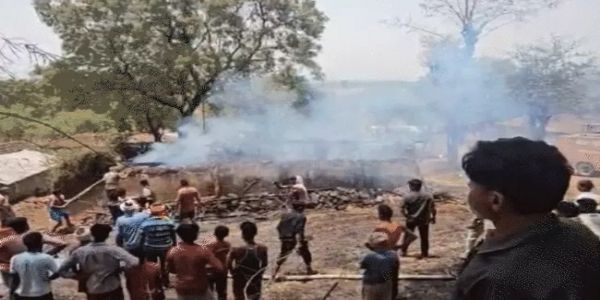 सीधी जिले में कच्चे मकान में आग लगने के बाद उसे बुझाते हुए ग्रामीण